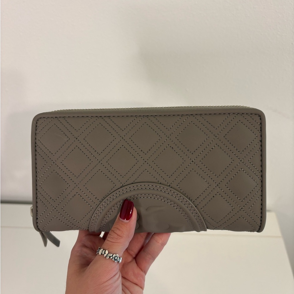 Tory Burch Fleming Soft Matte Zip CONTINENTAL WALLET - Grey Heron